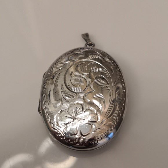 Sterling Silver Vintage Locket - Picture 2 of 6